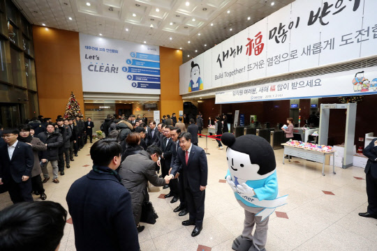 2일 서울 종로구 새문안로 대우건설 본사에서 김형 대우건설 사장(맨 앞줄 왼쪽 세번째) 등 임직원들이 출근하는 직원들과 악수하고 있다.<대우건설 제공>